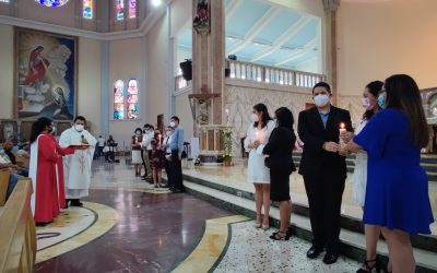 Cinco adultos reciben el sacramento del bautismo