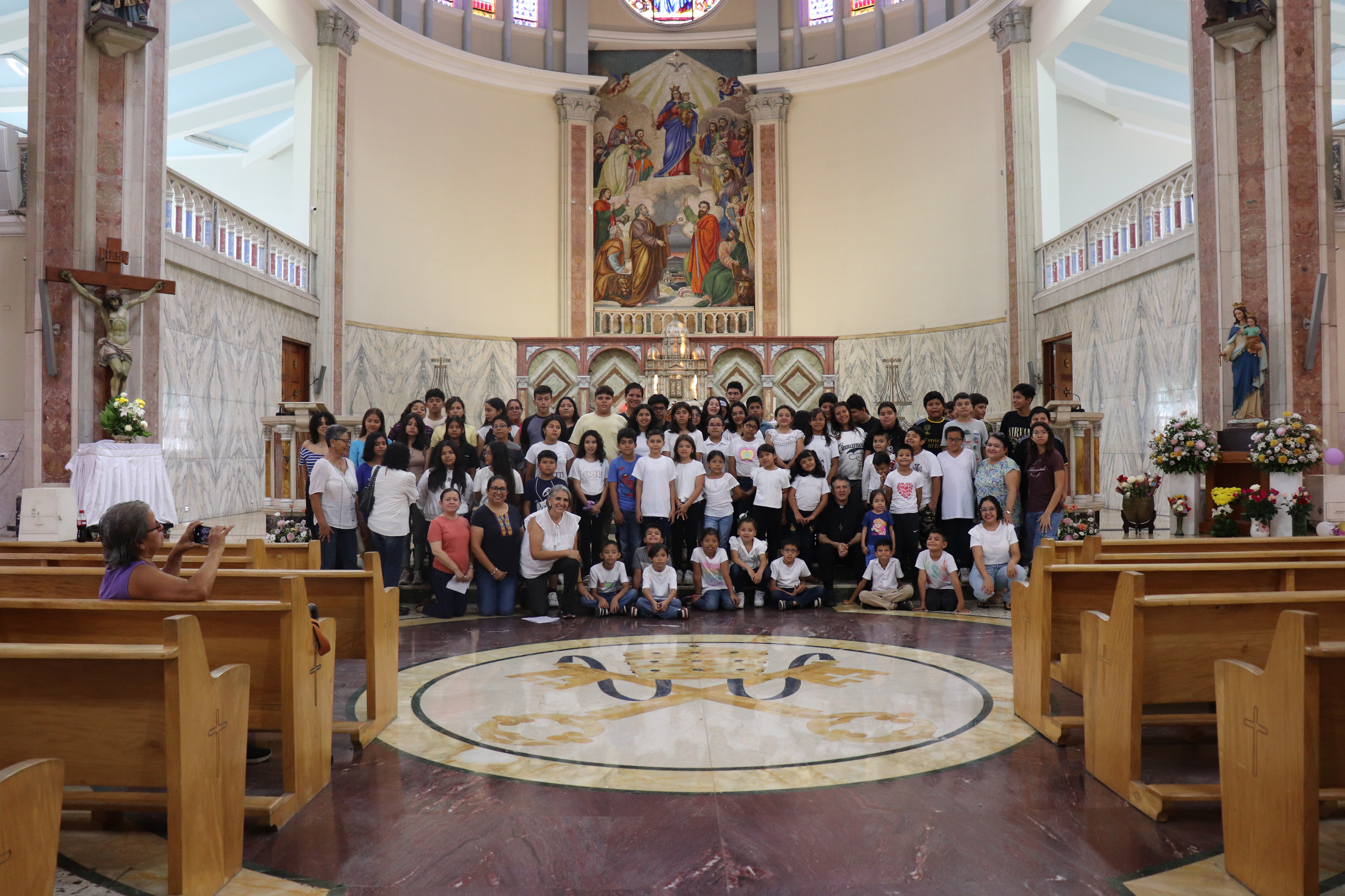 Niños de catequesis celebran Flor a María Auxiliadora