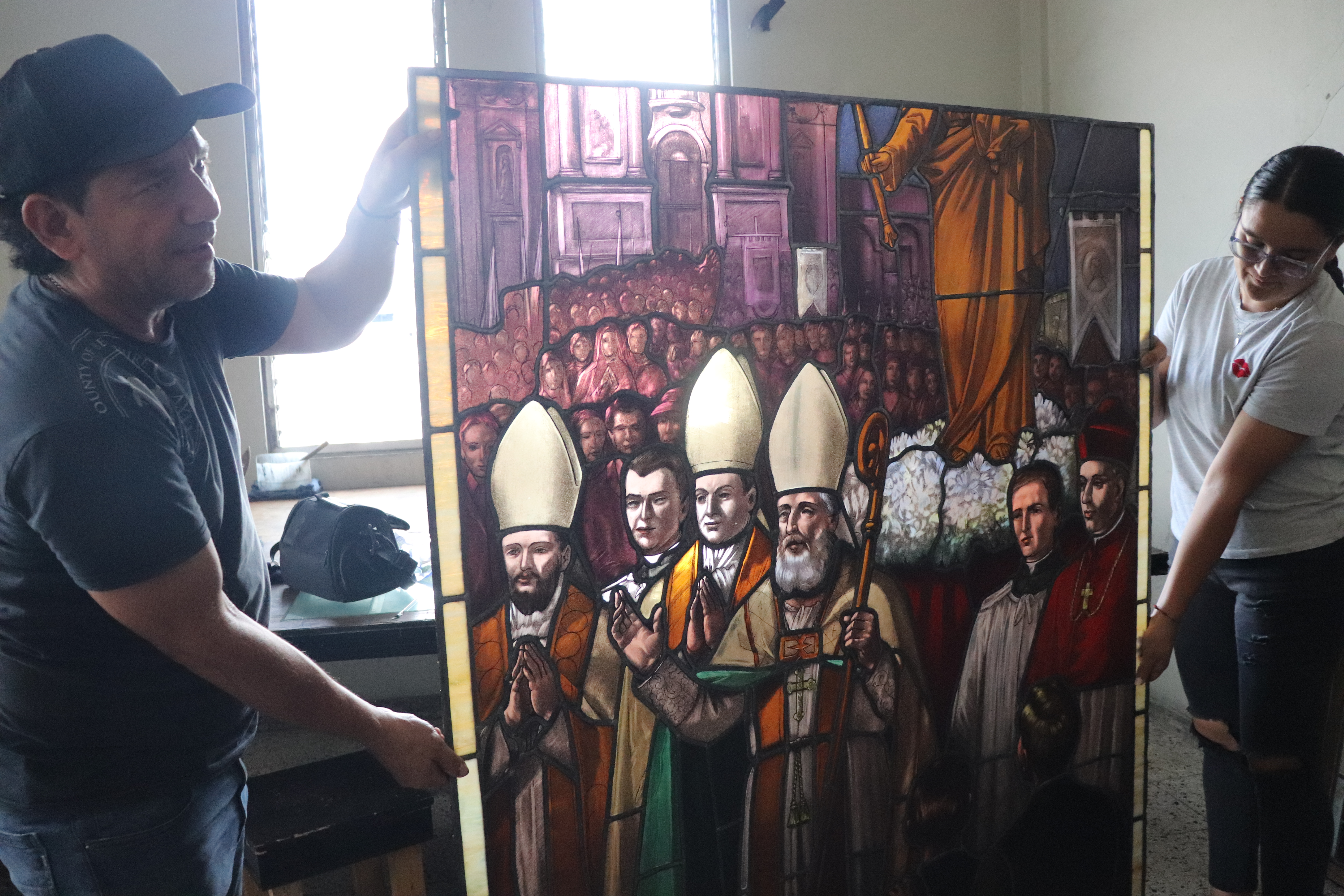 Continúa la restauración de vitrales en la parroquia María Auxiliadora Don Rua.