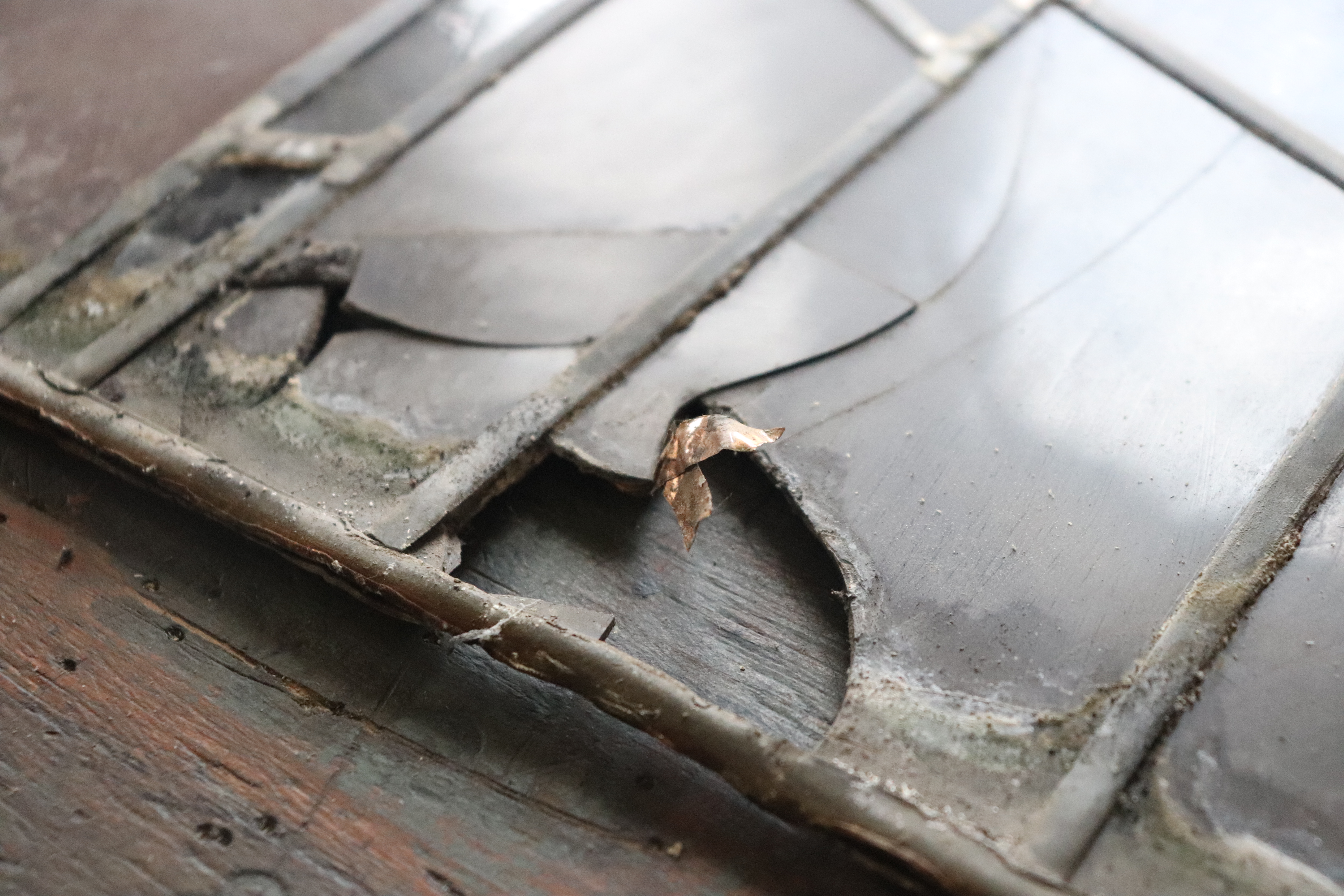 Parroquia María Auxiliadora Don Rúa realiza mantenimiento del altar de Don Bosco y sus vitrales históricos